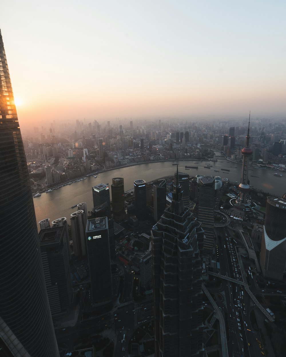 Fotografia de vista superior de edifícios da cidade perto do corpo de água durante o dia