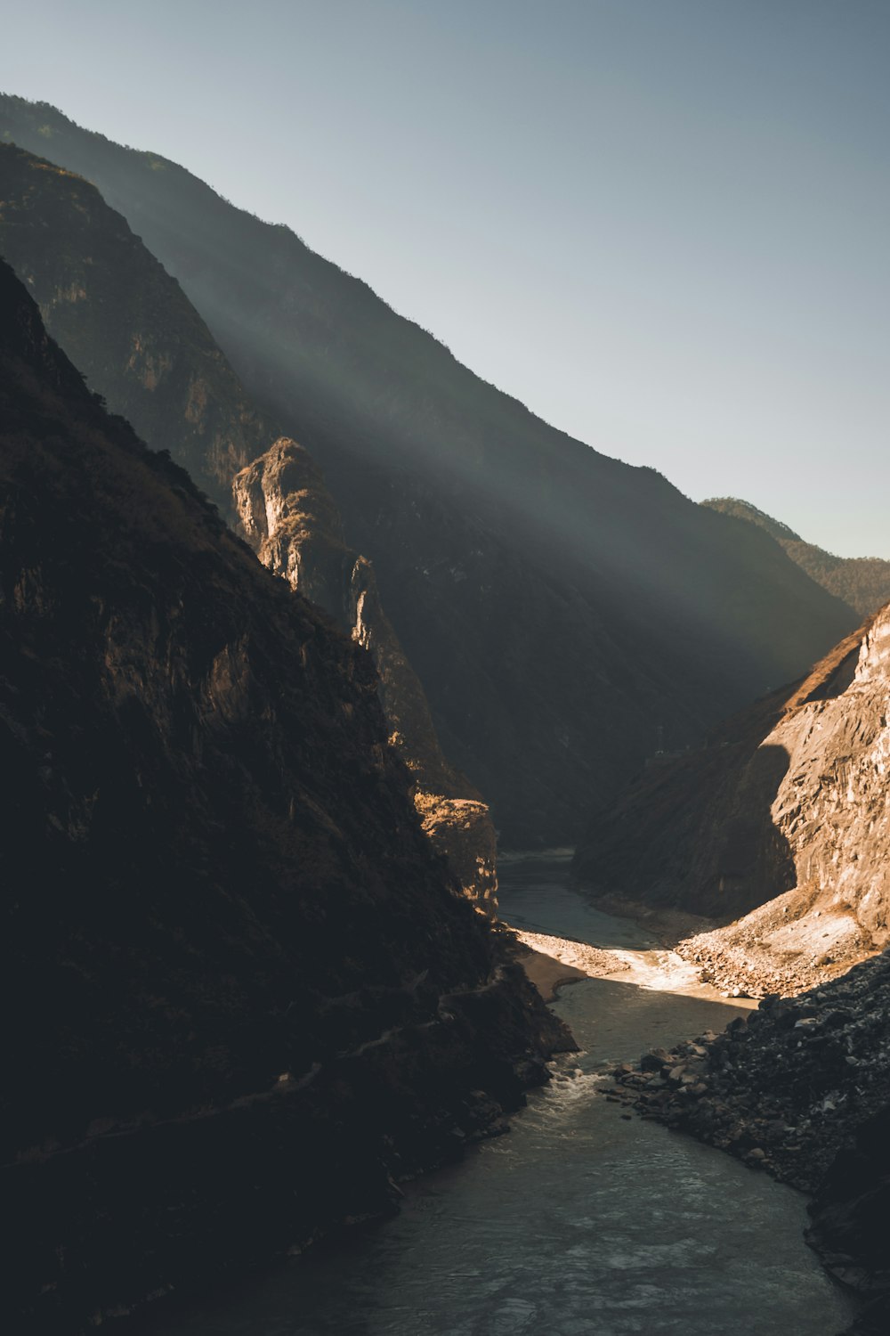 photographie de paysage de montagne et de lac