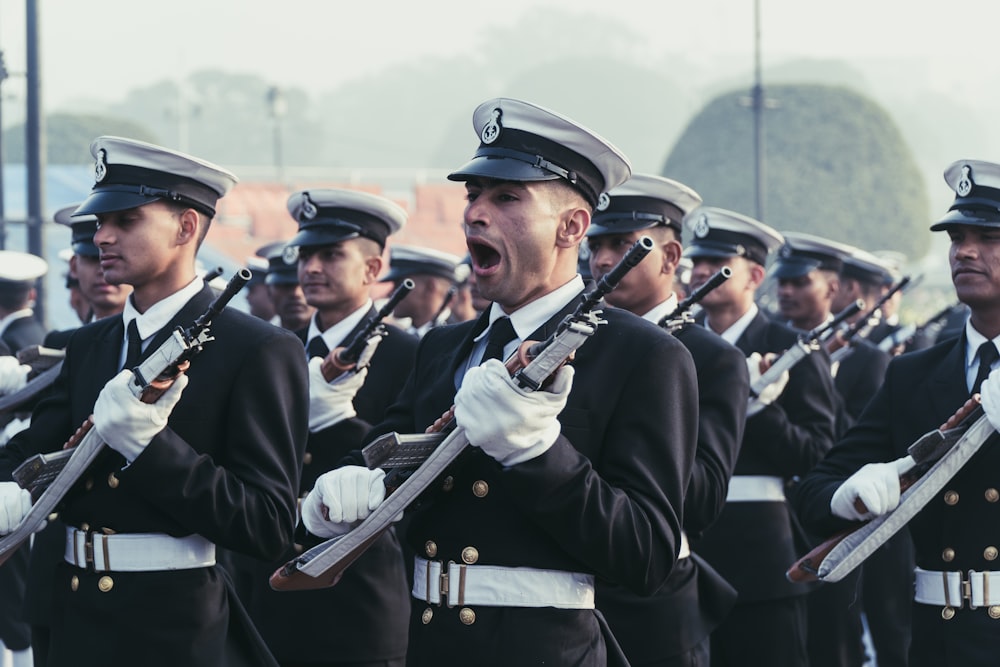 あくびをする男性兵士