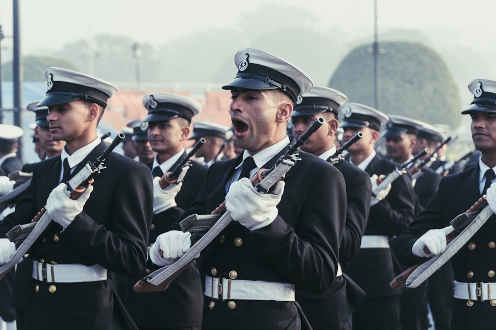 soldat masculin bâillant