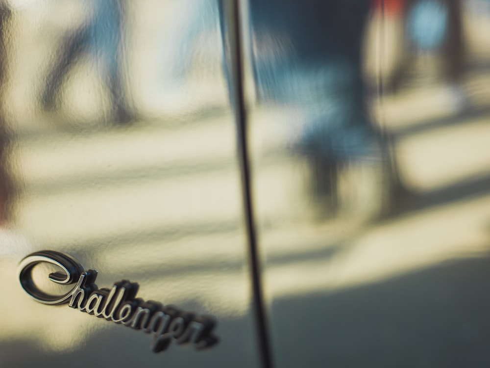 Flachfokusfotografie des silbernen Challenger-Emblems