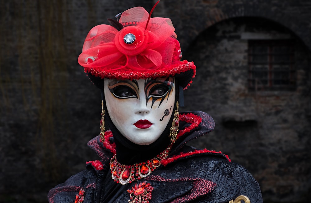 Photographie à mise au point superficielle d’une personne dans un masque de mascarade
