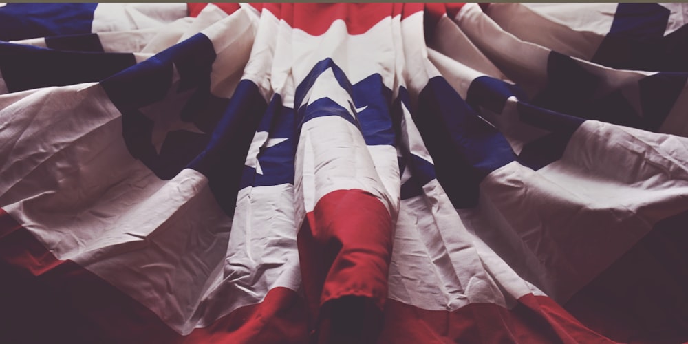 Un grupo de banderas estadounidenses colocadas una encima de la otra