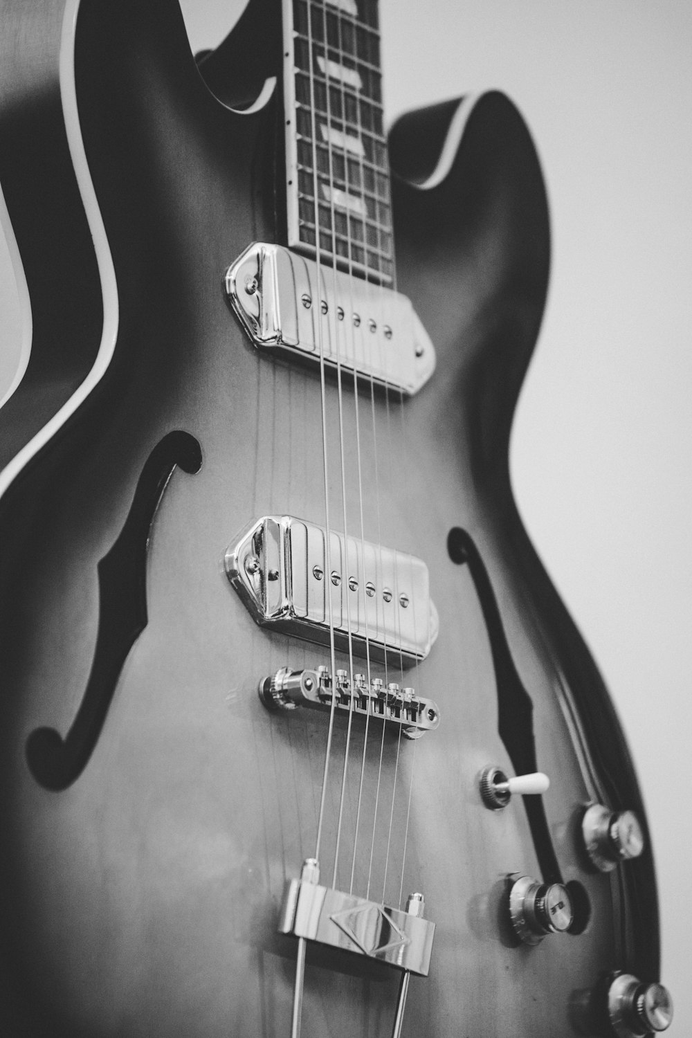 foto em escala de cinza da guitarra jazz