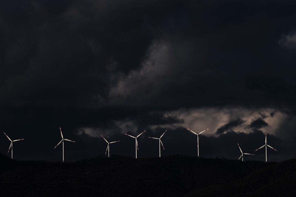 Huit éoliennes blanches