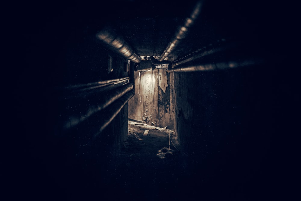 검은색 금속 파이프가 있는 조명 갈색 터널