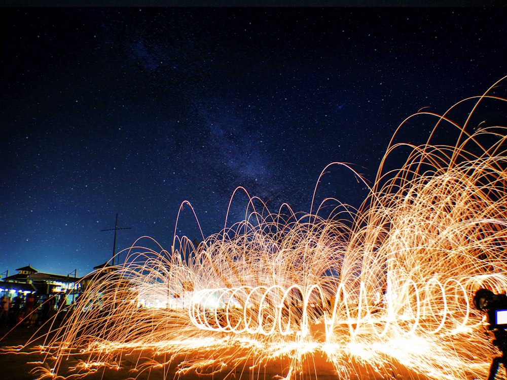 Fotografia in lana d'acciaio della luce arancione a spirale di notte