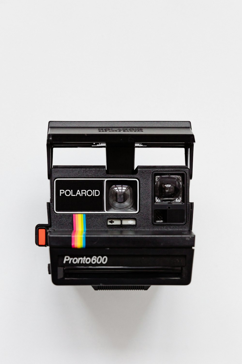Fotocamera Polaroid nera con sfondo bianco