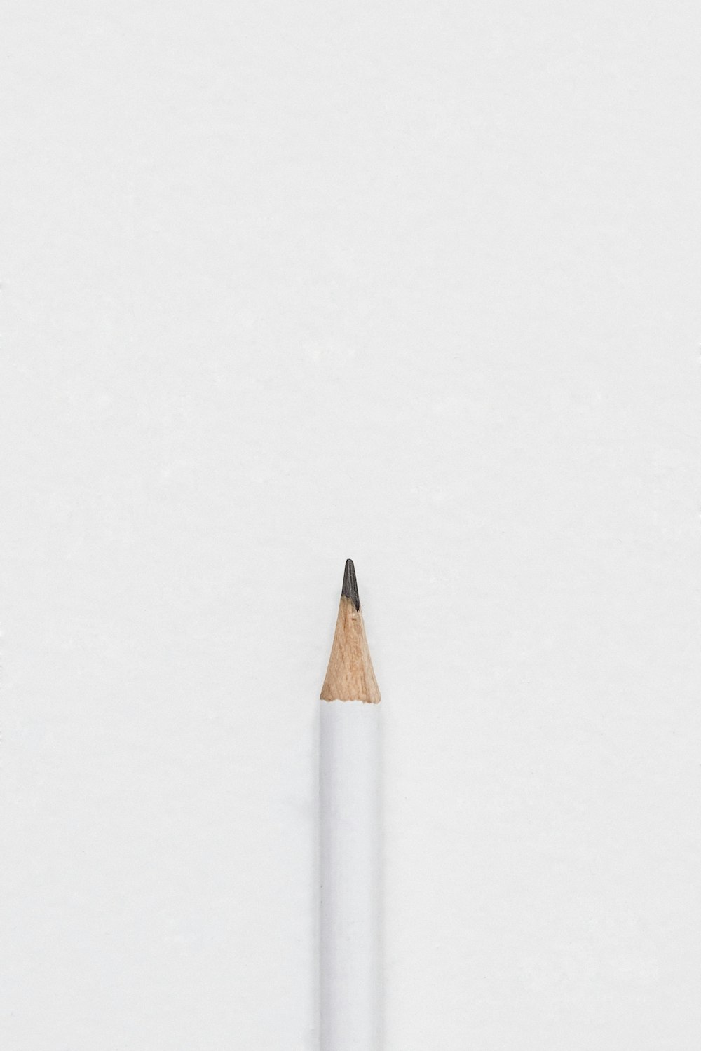 weißer Bleistift auf der Oberfläche