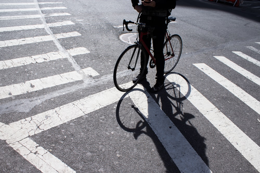 Persona con bicicleta parada en el carril peatonal