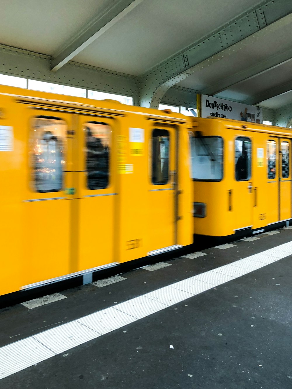 日中の駅の黄色い列車
