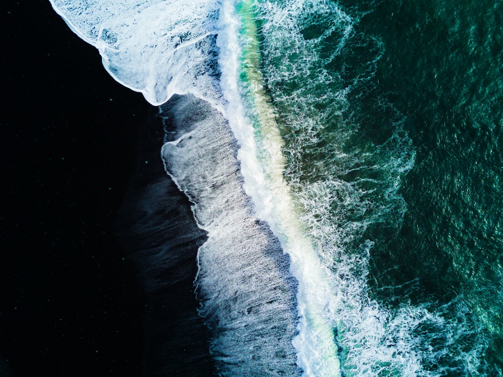 olas en el cuerpo de agua