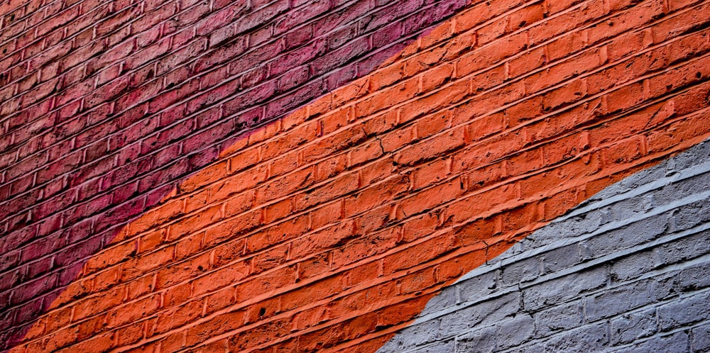 Flachwinkelfotografie von Betongebäuden mit verschiedenfarbiger Farbe