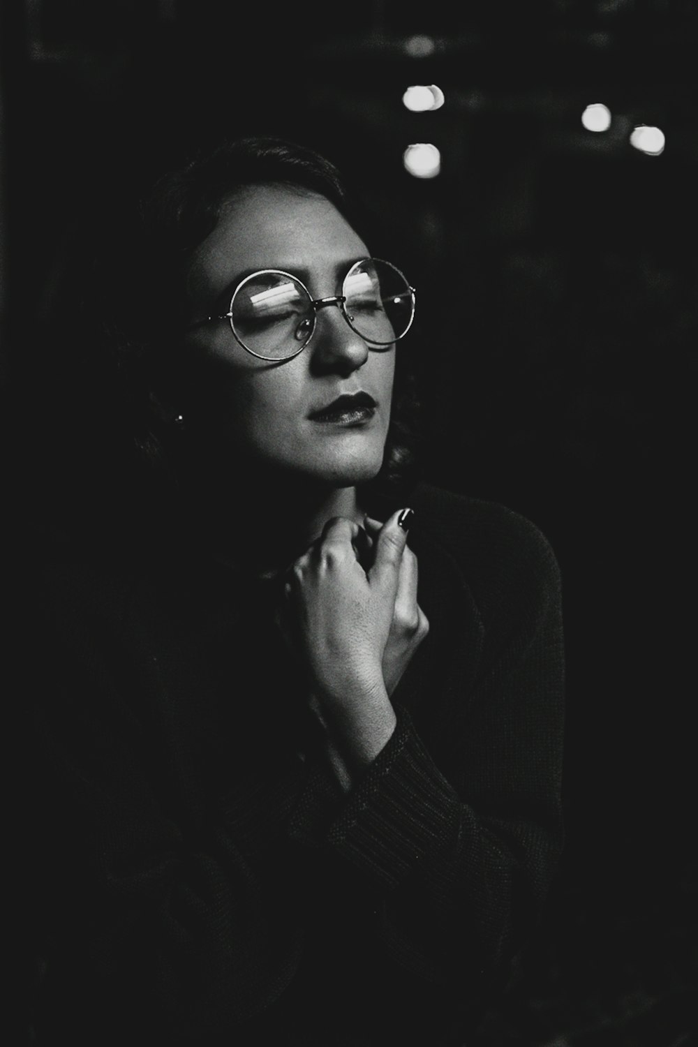 안경을 쓴 여자의 회색조 사진