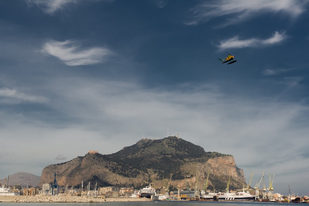gelber Hubschrauber über bunten Booten in der Nähe des Docks