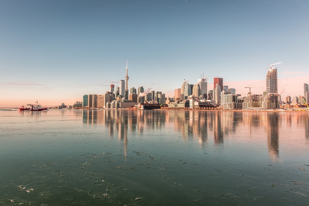 Plan d’eau et immeubles de grande hauteur sous un ciel bleu