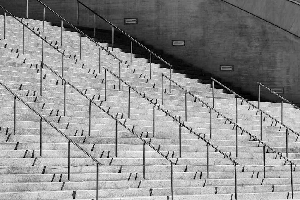 Barandillas de metal gris en escalera blanca