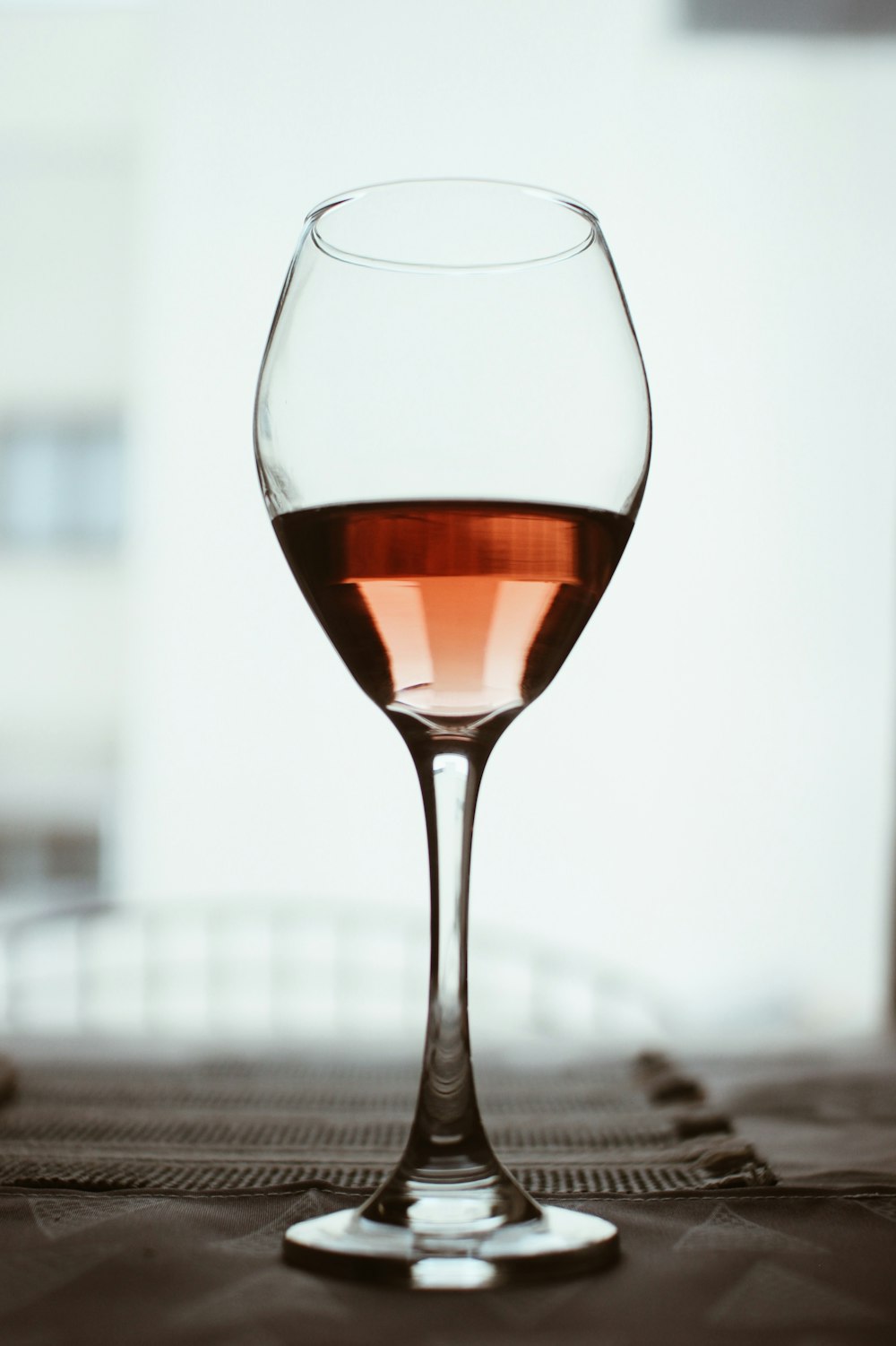맑은 긴 줄기 와인 잔의 선택적 초점 사진