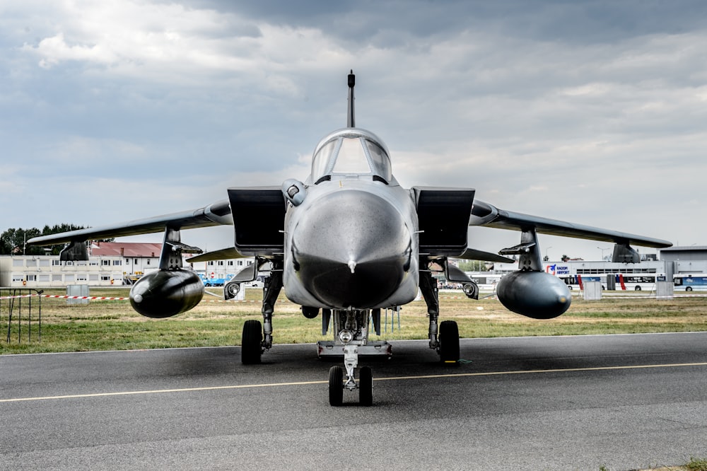 Avión de combate estacionado durante el día