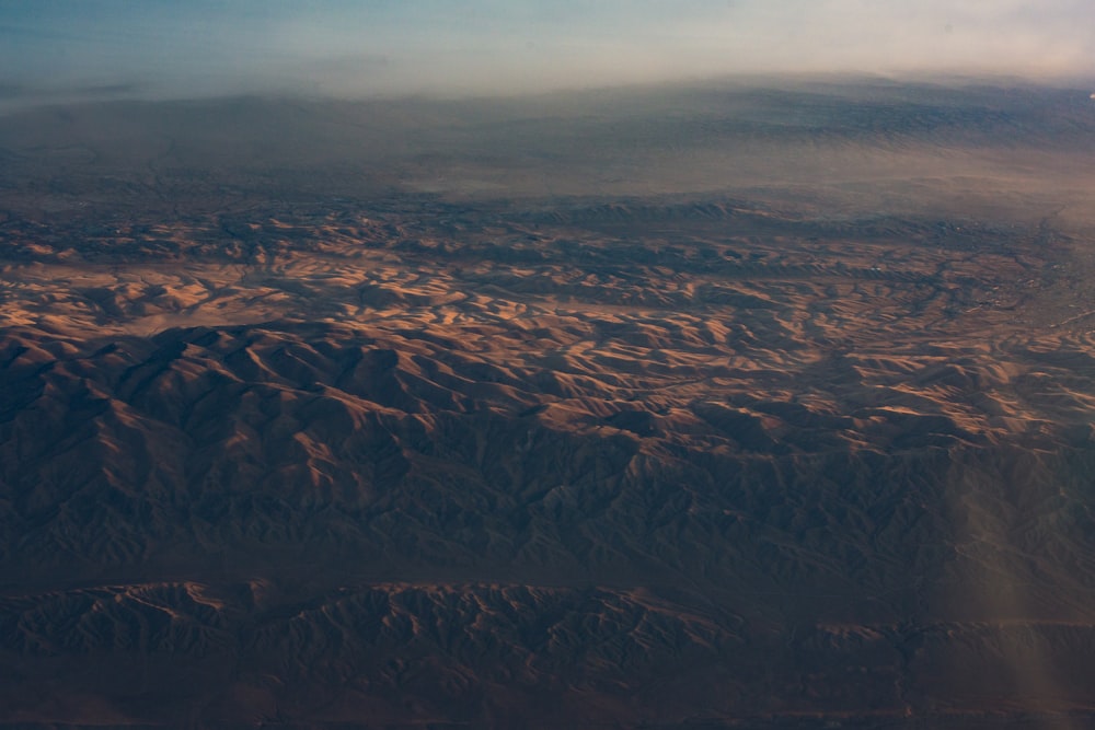 낮 동안 브라운 마운틴의 항공 사진