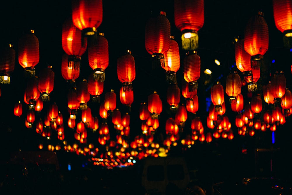 Lanternes en papier orange pendant la nuit