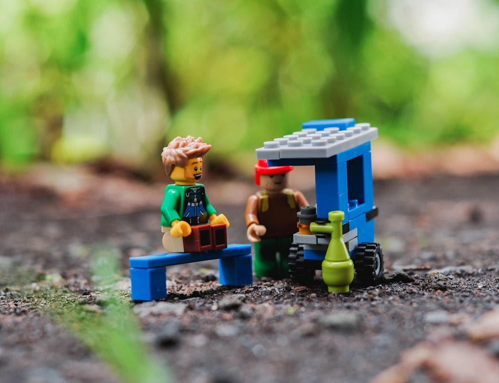 fotografia de lente de foco raso de brinquedos LEGO