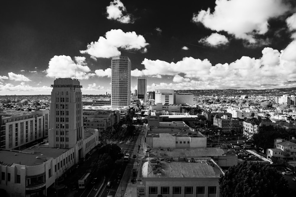 Fotografía en escala de grises del paisaje de la ciudad