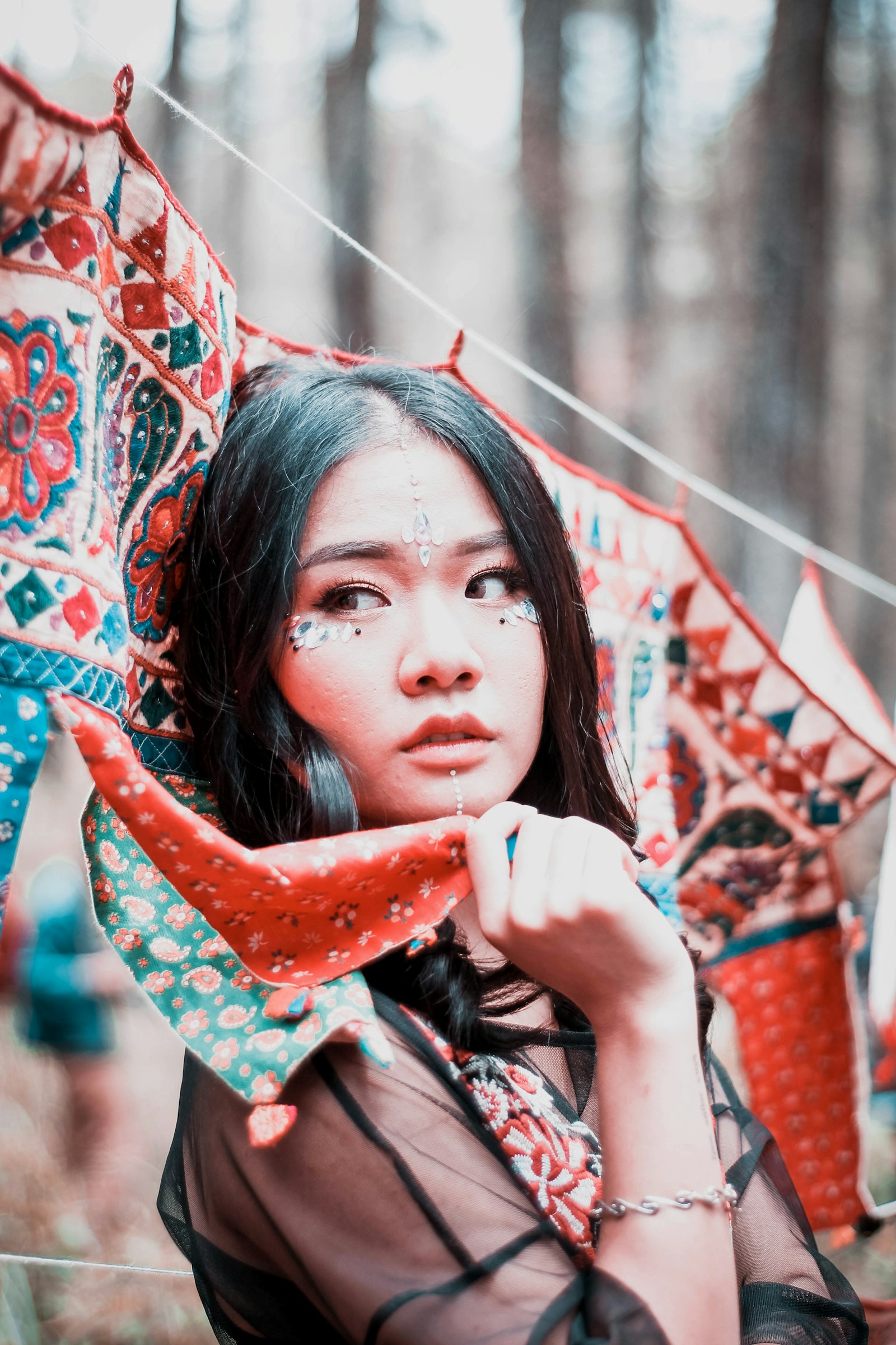 Canon EOS 700D (EOS Rebel T5i / EOS Kiss X7i) + Yongnuo YN 50mm f/1.8 sample photo. Woman holding a curtain photography