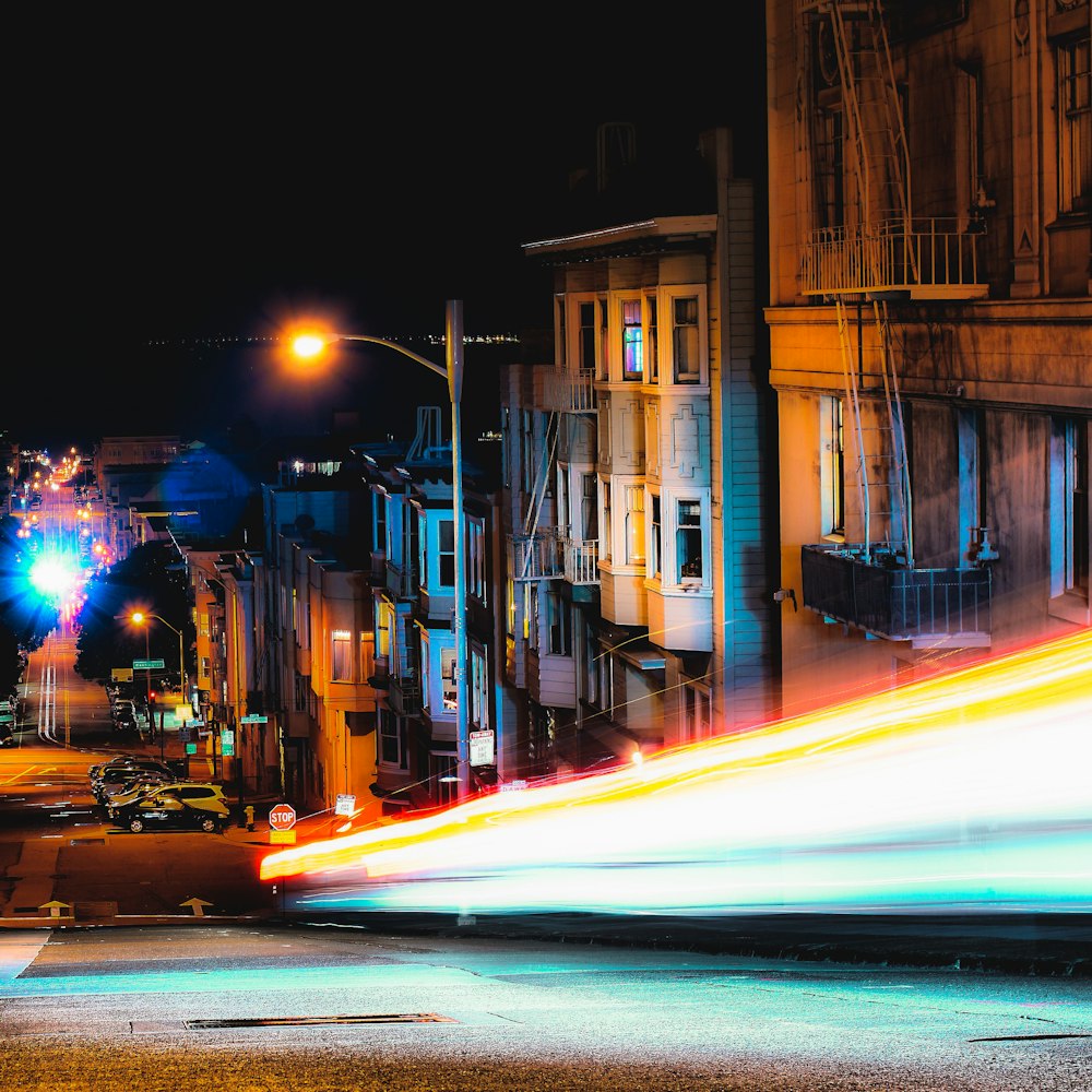 夜間の街路のタイムラプス写真