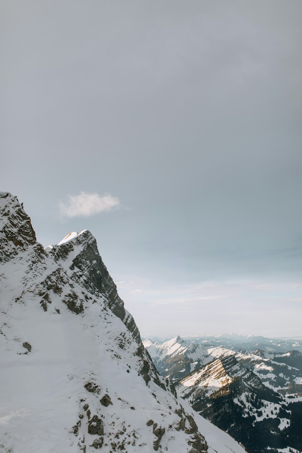 Schwarzer Berg, der tagsüber mit Schnee bedeckt ist