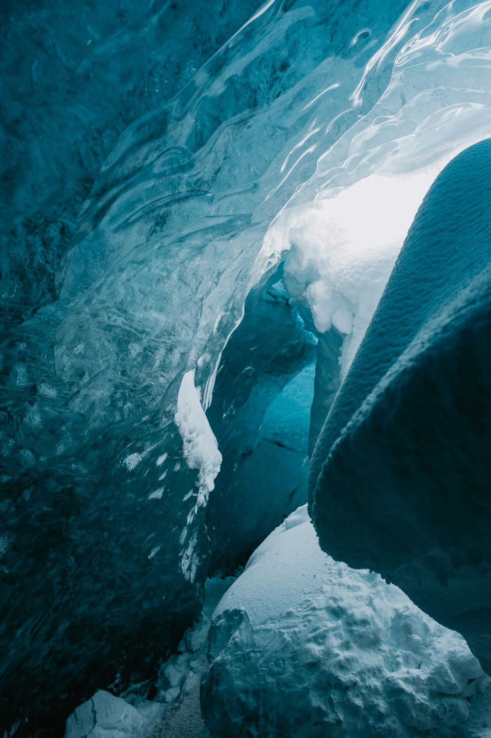 una gran cueva de hielo con agua saliendo de ella