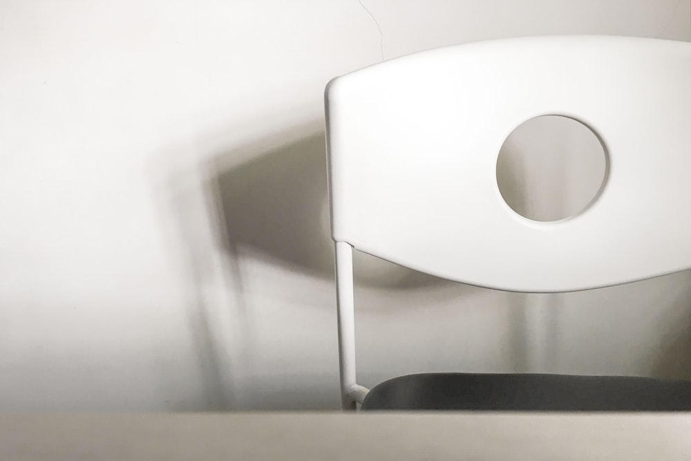 Makroaufnahme eines weißen Stuhls