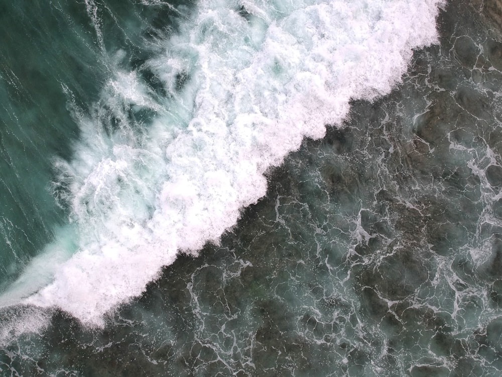 Vue aérienne des vagues d’eau