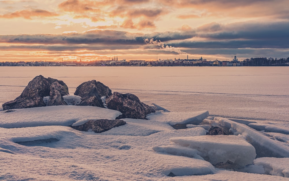 Photographie de paysage de rivière près des bâtiments de la ville