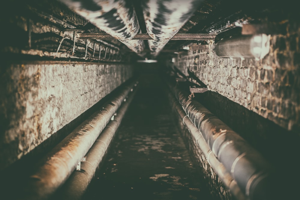 Photographie de tunnel souterrain en basse lumière