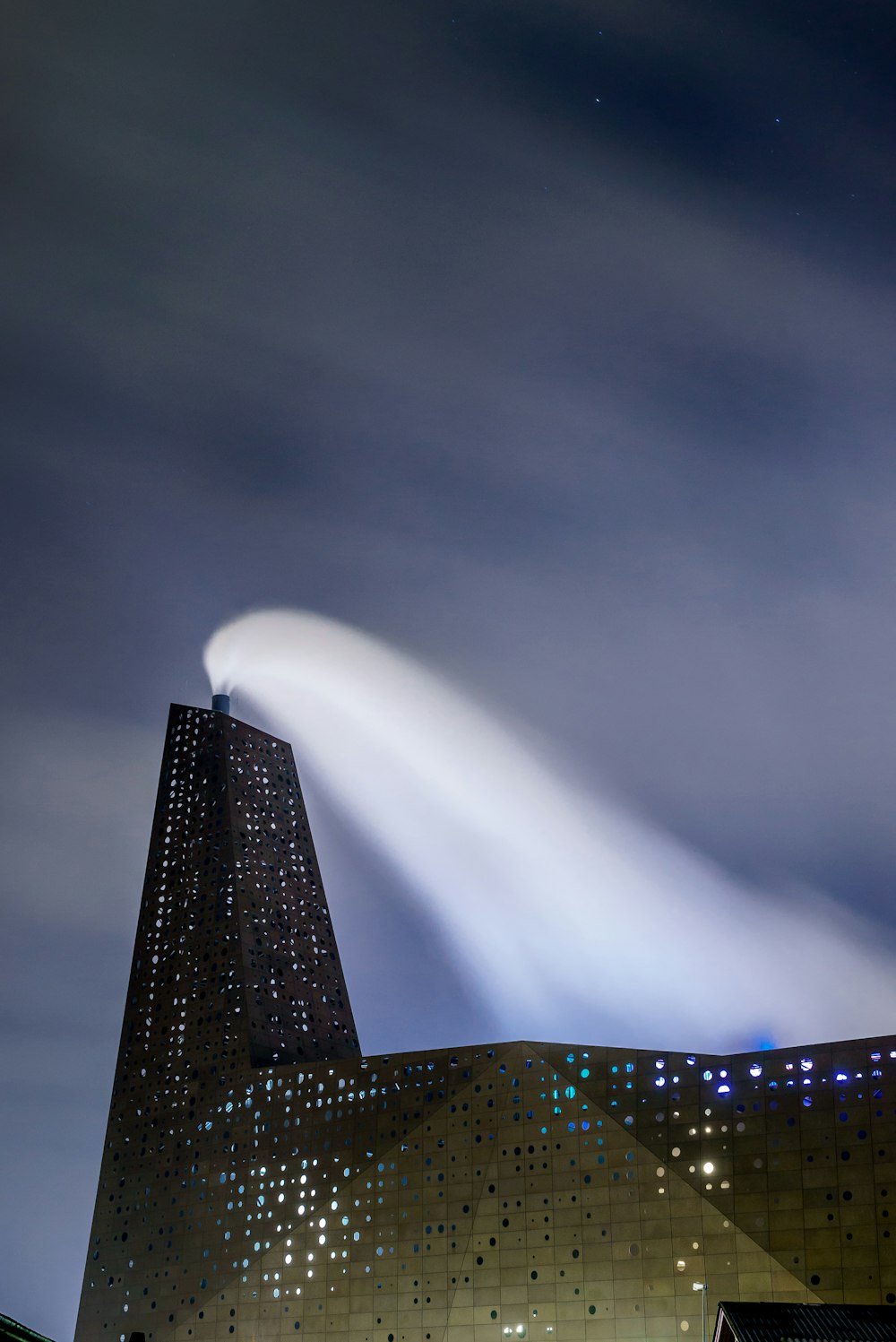 Foto eines Glasgebäudes unter grauem Himmel