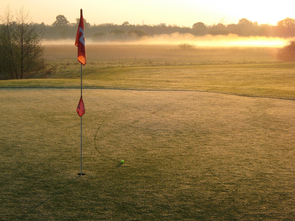 ゴルフコースの赤い旗の写真