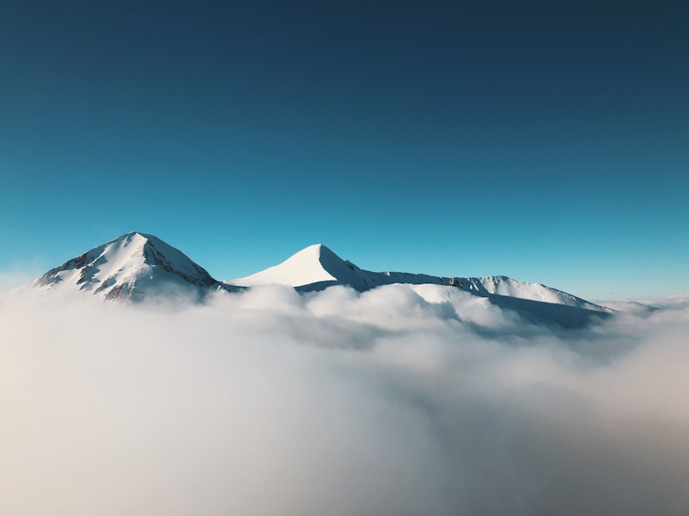 Foto eines Berges, der mit Nebel bedeckt ist