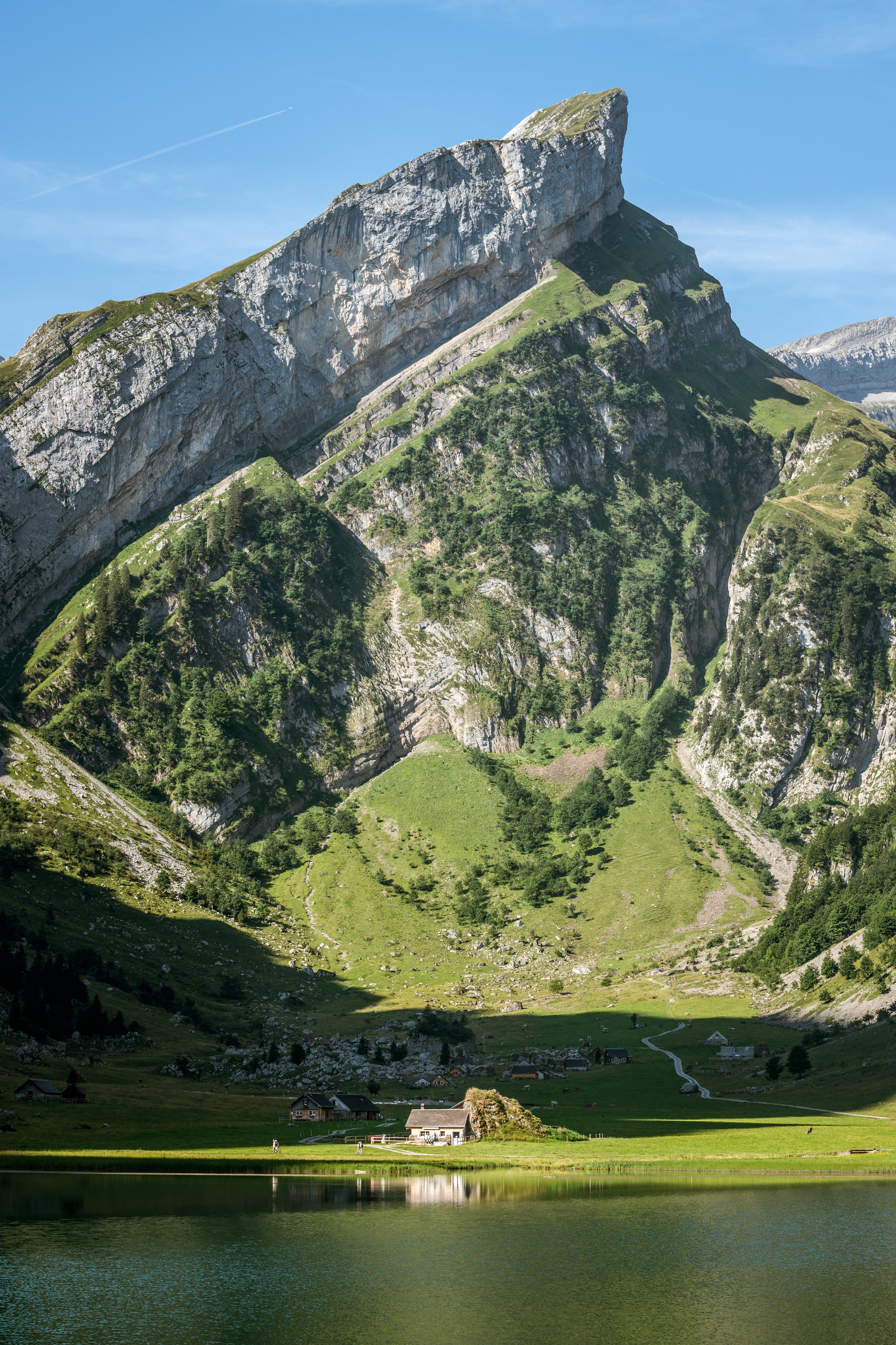 Rumah di tepi danau Swiss