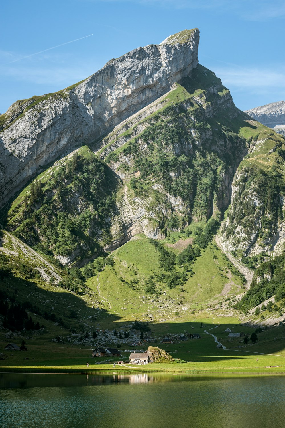 casa su vicino specchio d'acqua e montagna