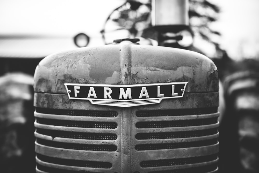 Foto en escala de grises del tractor Farmall durante el día