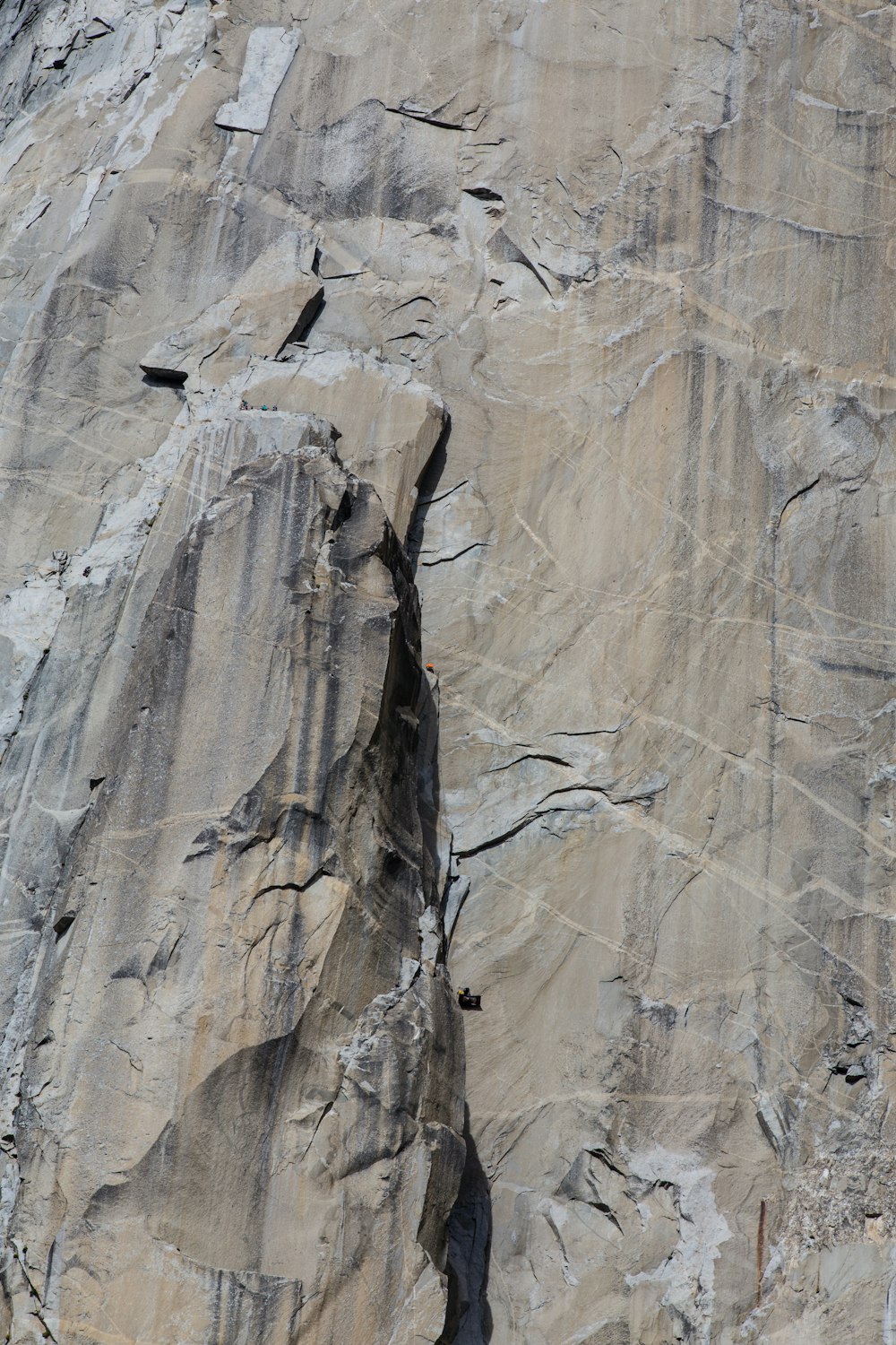 Photo de chaussée en béton brun et gris