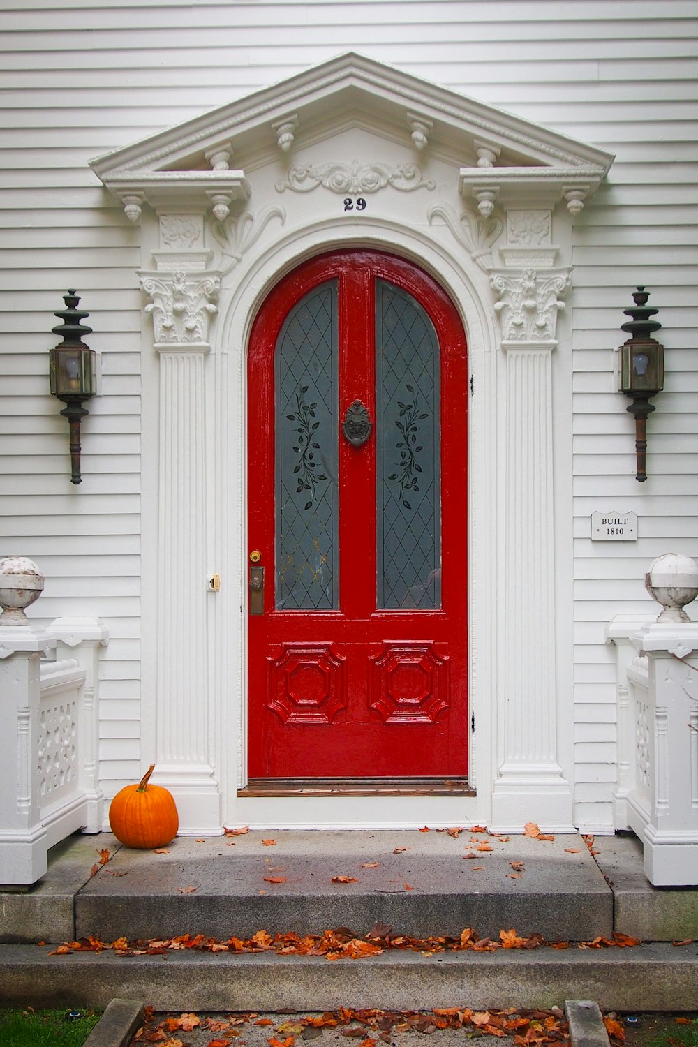 Maison en béton en bois blanc et rouge
