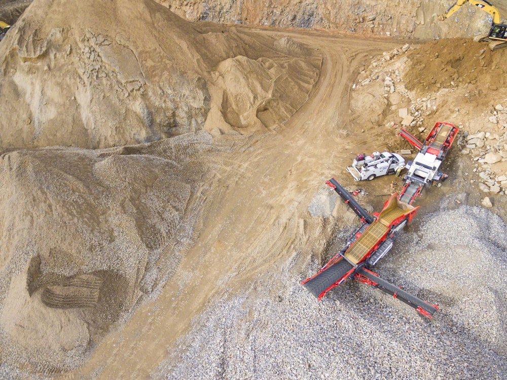 Foto aerea di attrezzature pesanti sul sito minerario