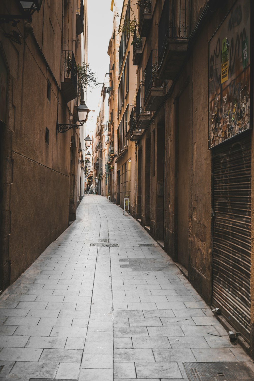 Casas de hormigón marrón con camino