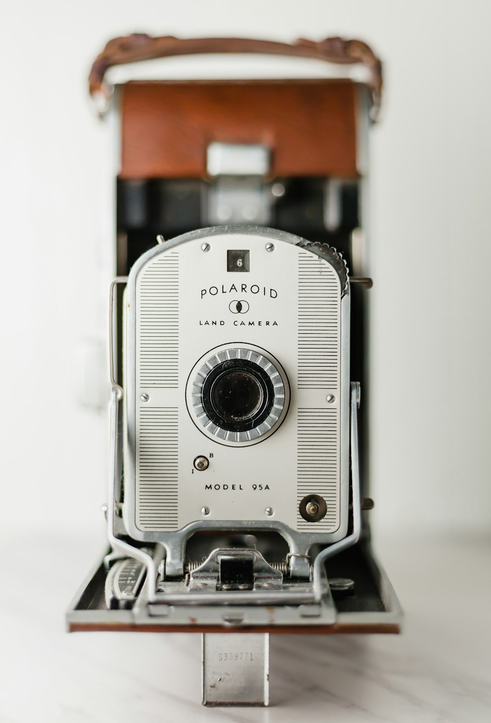Cámara terrestre Polaroid plateada y marrón