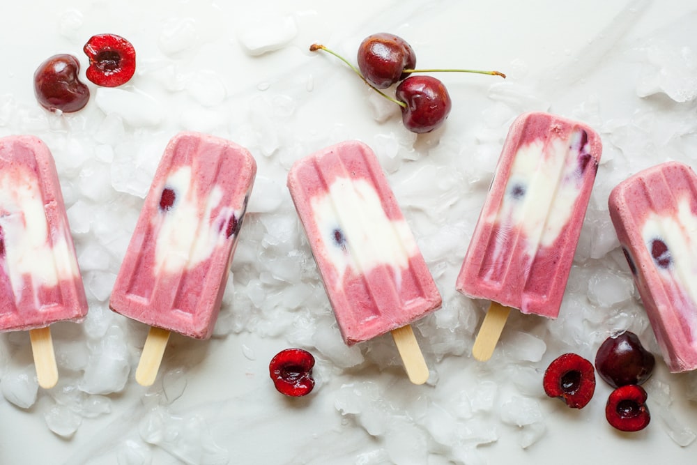 Popsicle rose aux cerises sur glace