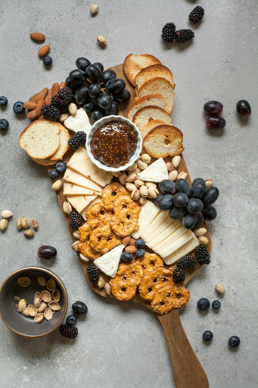 pains et biscuits cuits au four sur une planche de bois brun