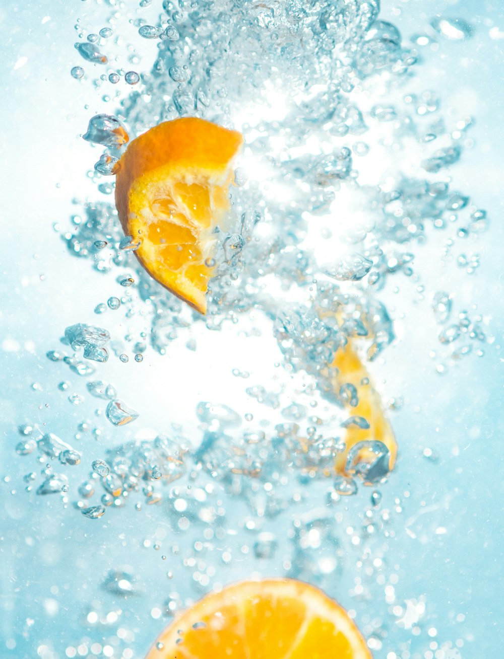 Frutas de naranja en rodajas bajo el agua