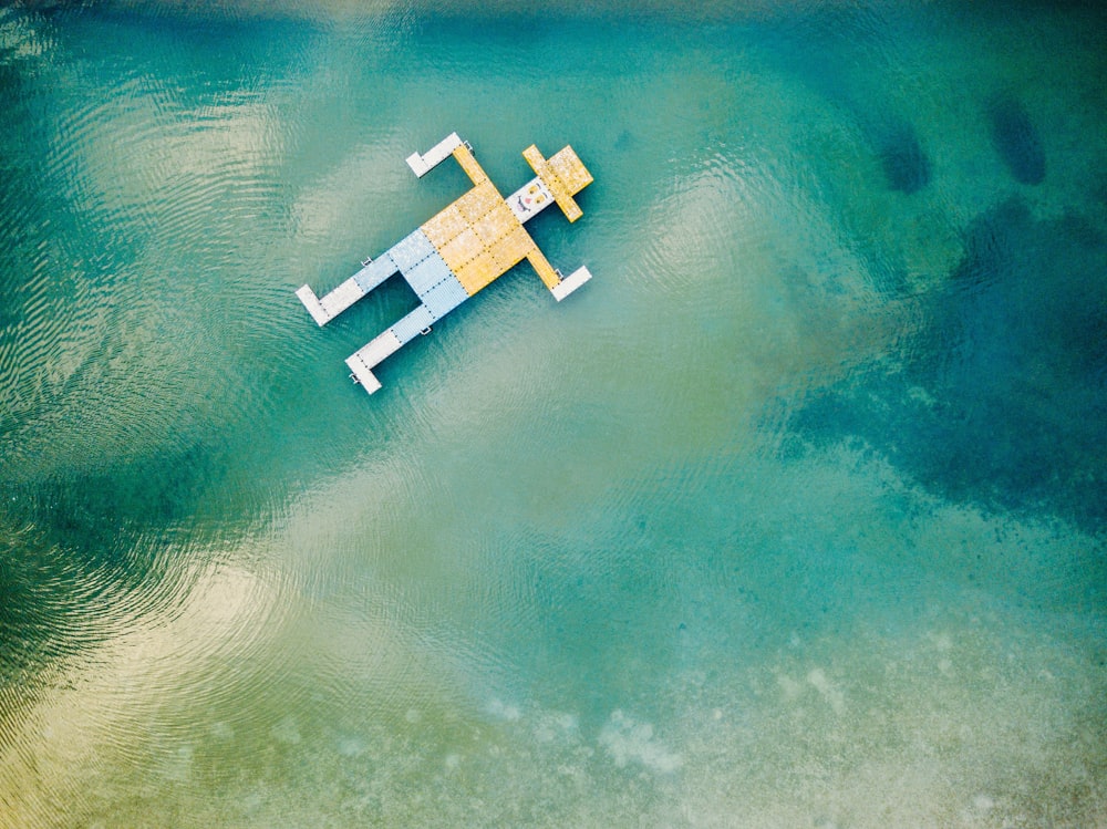 juguete de madera flotando en el cuerpo de agua